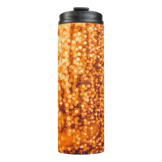Oranje regendruppels op glas, abstracte achtergron thermosbeker