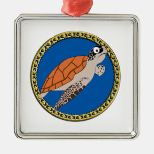 Oranje schildpad zwemmen met een gouden lijst metalen ornament