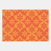 Oranje tangerine bloemen op mid-century scallop inpakpapier vel (Voorkant)
