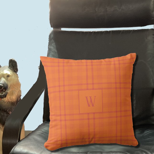 Oranje Tartan Pattern Monogram Sierkussen (Orange Tartan pattern throw pillow with monogram . )