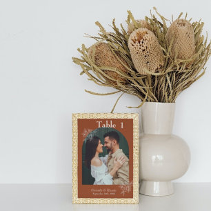 Oranje terracotta trouwdecor met flitsvormig vuurt kaart