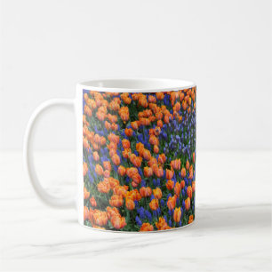 Oranje tulpen en muscari-bloemen koffiemok