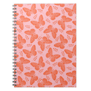 Oranje vlinderpatroon op roze achtergrond notitieboek