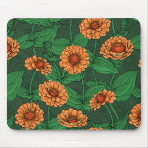 Oranje Zinnia bloemen, groene bladeren op donkergr Muismat