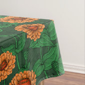 Oranje Zinnia bloemen, groene bladeren op donkergr Tafelkleed (Voorbeeld)