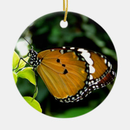 Oranje, zwarte en witte vlinder op leder keramisch ornament