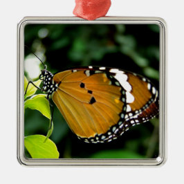 Oranje, zwarte en witte vlinder op leder metalen ornament