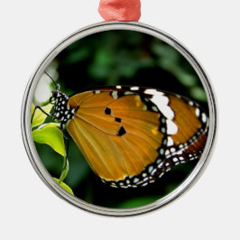 Oranje, zwarte en witte vlinder op leder metalen ornament