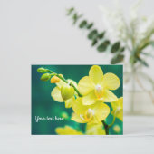 Orchidée jaune sur carte postale verte (Debout devant)