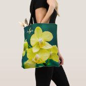 Orchidée jaune sur sac fourre-tout vert (De près)