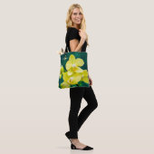 Orchidée jaune sur sac fourre-tout vert (Sur le modèle)