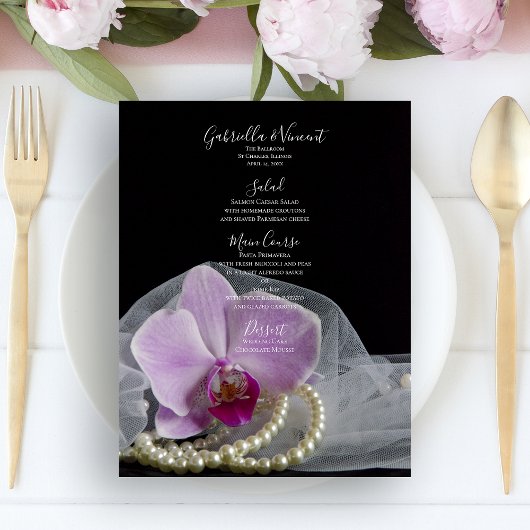 Orchidée rose et perles sur le menu Mariage noir