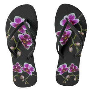 Orchidee roze witte kleur op zwart bord zacht teenslippers