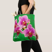 Orchidée violette sur sac fourre-tout vert (De près)