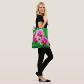 Orchidée violette sur sac fourre-tout vert (Sur le modèle)