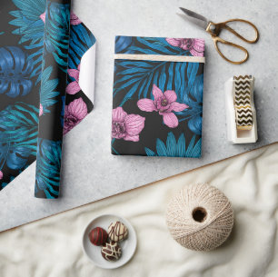 Orchideeën en palmbladeren, roze en blauw op zwart cadeaupapier