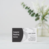 Ordinateur moderne de clavier réparant la carte de (Debout devant)