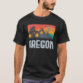 Oregon Bigfoot Sasquatch Mountains Retro Hiking T-shirt (Voorkant)