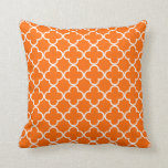 Oreiller à lancer de Quatrefoil orange<br><div class="desc">Ce design est composé d'un arrière - plan couleur avec un grand motif en quatrefoil blanc.</div>