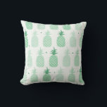 Oreiller à lancer Motif à ananas vert<br><div class="desc">Un élégant oreiller à l'accent fait dans un ananas vert sur un motif blanc. Cette motif de fruits tropicaux ne manquera pas d'ajouter une touche estivale à toute chambre. Customisez d'ajouter votre propre texte.</div>