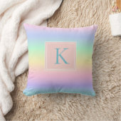 Oreiller de jet pastel arc-en-ciel avec initiale d (Couverture)