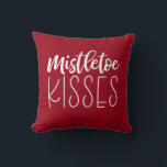 Oreiller de Noël rouge<br><div class="desc">voeux de Noël et bisous de mistletoe ! C'est de ça que Noël est fait ! Cet adorable oreiller à jetons rouge et blanc ne manquera pas d'ajouter un peu de gaieté de vacances ! Le dos du coussin est décoré d'un motif à buffle noir et rouge. Placez-le sur votre...</div>