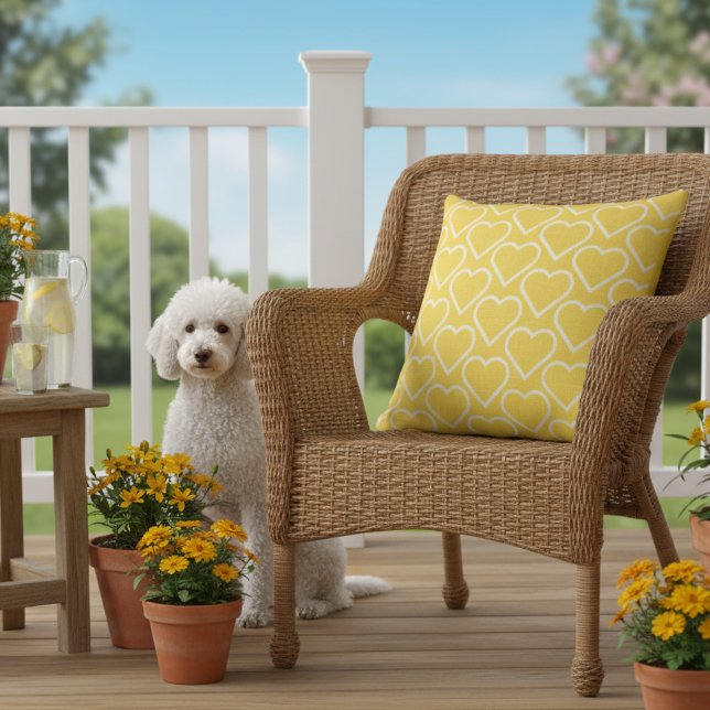 Oreiller extérieur jaune 20x20 avec impression de  (Large yellow outdoor pillow with a heart print.)
