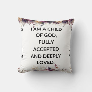 Oreiller floral blanc avec une simple citation rel