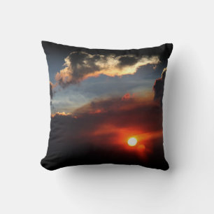 oreiller jeté au coucher du soleil enflammé
