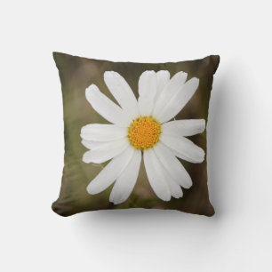 Oreiller jeté avec une marguerite et une goutte de
