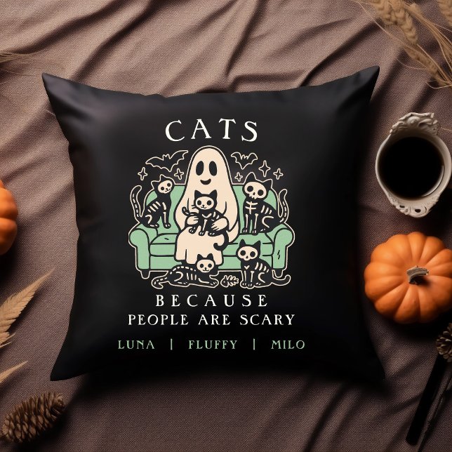 Oreiller jeté drôle de chat et de fantôme d'Hallow (Cats Because People Are Scary Funny Throw Pillow with Cats and Ghost with custom names)