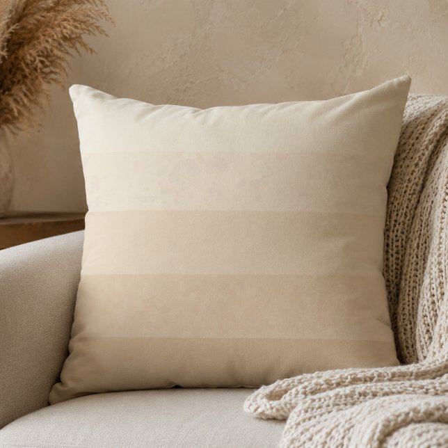 Oreiller jeté en couches de sable doux (Soft sand layers for warm neutral spaces and relaxed modern living)