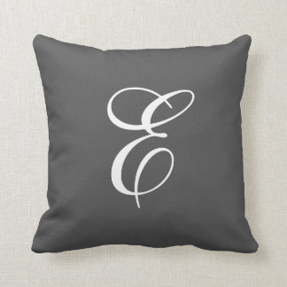 Oreiller jeté en monogramme gris charbon et blanc