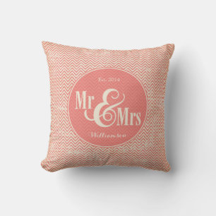 Oreiller « Mr & Mrs » Chevron corail, personnalisé