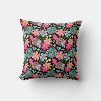Oreiller pour nurserie avec motif floral peint pou