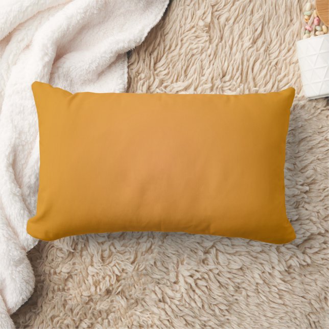 Oreiller rectangulaire orange sur un fond gris cla (Couverture)