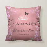 Oreiller rose glacé Rose Quinceanera rose<br><div class="desc">Design élégant et tendance avec typographie de script sophistiquée. Tout le texte est ajustable et facile à changer pour vos besoins de partie. Grand design élégant Quinceañera. Disponible en différentes couleurs. Design rose de superposition rose glacé avec petit papillon. Arrière - plan. Gardez le style ou réarrangez-vous pour créer le...</div>