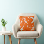 Oreillers décoratifs Persimmon Orange<br><div class="desc">Lancer l'oreiller avec un design étoilé blanc. Orange persimmon clair avec un éparpillement d'étoiles de mer de toutes tailles. Choisissez un tissu selon vos besoins pour une utilisation intérieure ou extérieure. Éclairer une maison de plage / chalet de bord de mer ou condo près de la mer avec ce décor...</div>