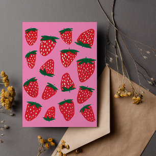 Organische zomeraardbeien rood op roze achtergrond briefkaart