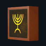 Organiseur De Bureau Flamme de Menorah<br><div class="desc">Un rendu numérique brun et or de la menorah juive à sept branches (hébreu : מְ נ וֹ רָ ‎). La menorah à sept branches, utilisée dans le sanctuaire portatif mis en place par Moïse dans le désert et plus tard dans le Temple de Jérusalem, est un symbole du judaïsme...</div>