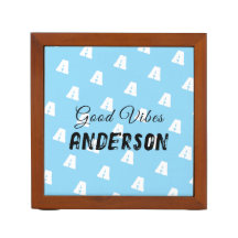 Good Vibes Monogramme avec nom noir sur bleu doux