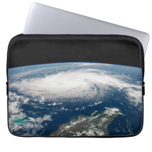 Orkaan Dorian boven de Atlantische Oceaan. Laptop Sleeve