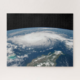 Orkaan Dorian boven de Atlantische Oceaan. Legpuzzel