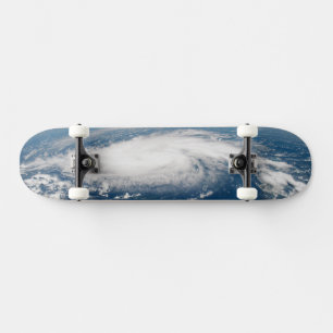 Orkaan Dorian boven de Atlantische Oceaan. Skateboard