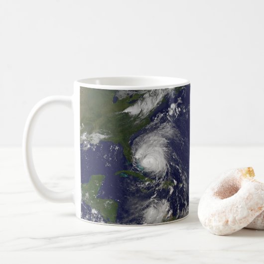 Orkaan Irene trekt door de Bahama's. Koffiemok (Met donut)