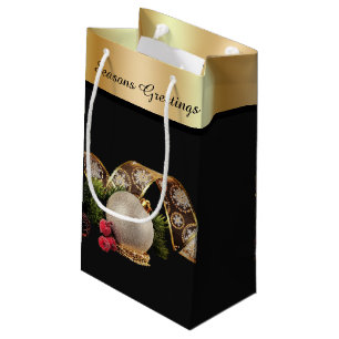 Ornament, groenblijvende tak en gouden lint klein cadeauzakje