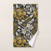 Ornate floral pattern with large gold flowers  (Serviette à main)