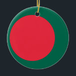 Ornement avec drapeau du Bangladesh<br><div class="desc">Ajoutez une touche festive de fierté bangladaise à votre décor de vacances avec ce ornement arborant le drapeau du Bangladesh ! Réalisée avec précision, cette décoration présente l'emblématique cercle rouge sur un arrière - plan vert, représentant le drapeau national du Bangladesh. Son design dynamique en fait un complément parfait à...</div>