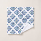 Ornement brodé bleu sur blanc (Gant de toilette)