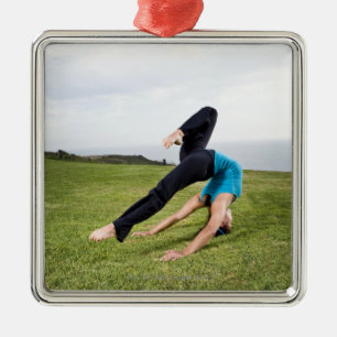 Ornement Carré Argenté Acrobates et contorsionnistes